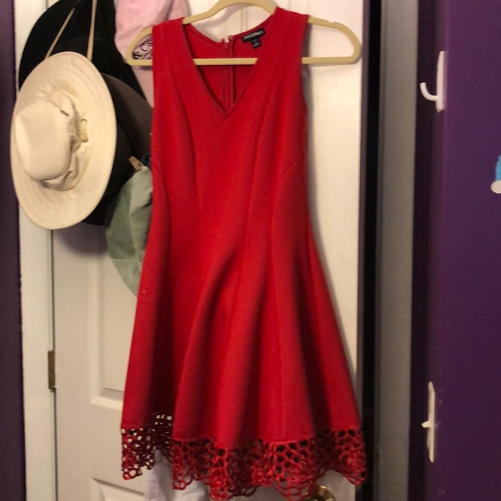 Roz & Ali red dress 2P